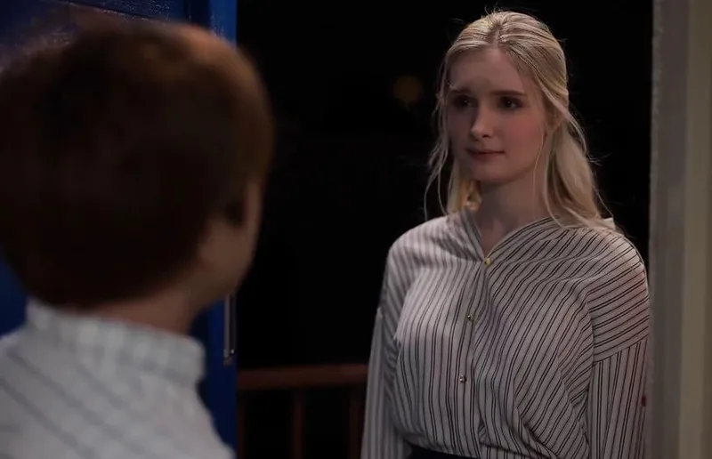 Cô đơn nơi xứ lạ với người chồng già, người vợ tây được thằng hàng xóm an ủi