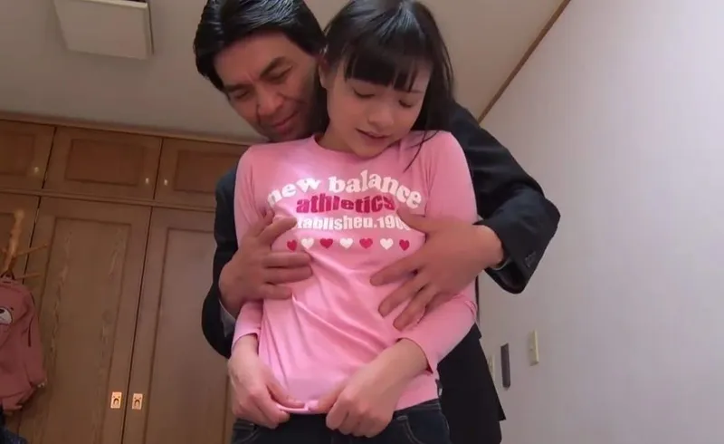 Bố dượng dụ dỗ đứa tí tẹo riêng ngây thơ của vợ