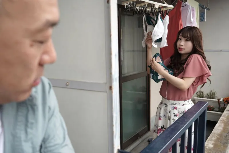 Gã hàng xóm chuyên soi mói và cặp người vợ gã chồng thường xuyên rên la quá to