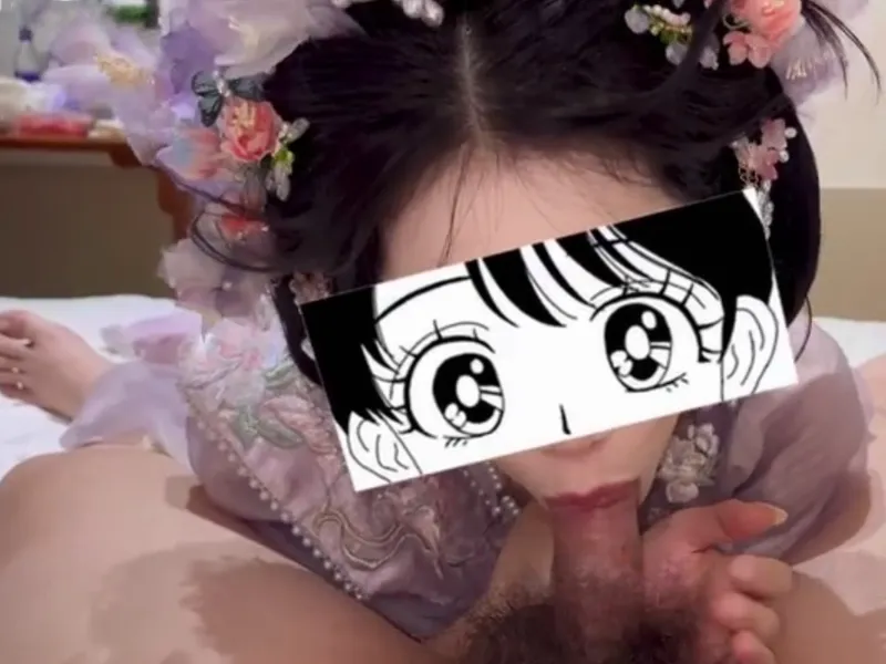 Gái xinh trong bộ đồ bé con liếm cây hàng cực đã